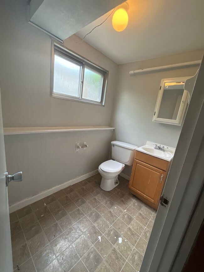 Building Photo - 3 BR 1.5 BA split-level with attached 1 car garage- OPEN HOUSE THIS SATURDAY