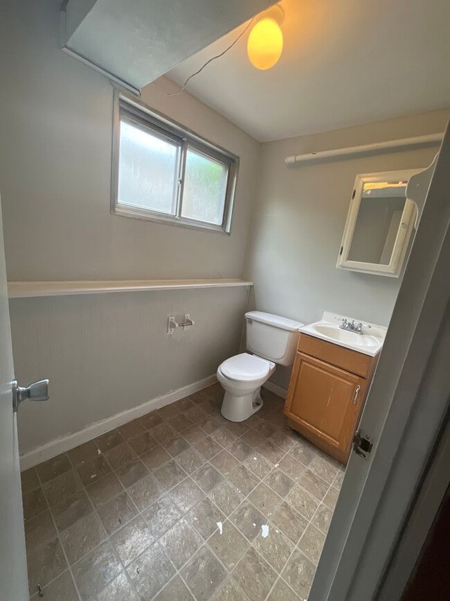 Building Photo - 3 BR 1.5 BA split-level with attached 1 car garage