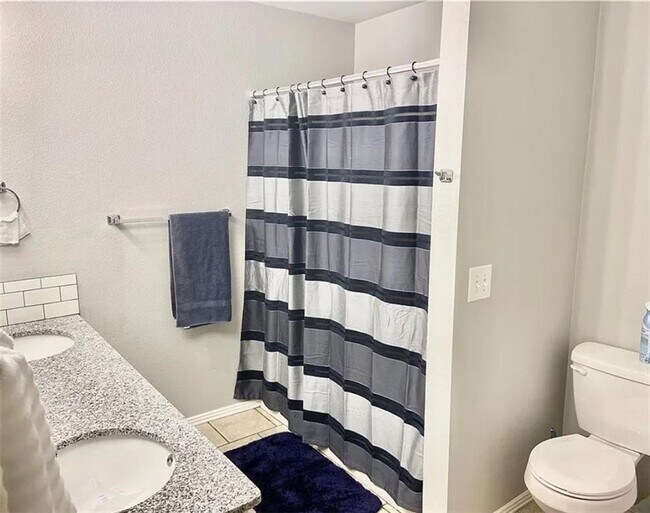 Building Photo - 826 W Peachtree Dr