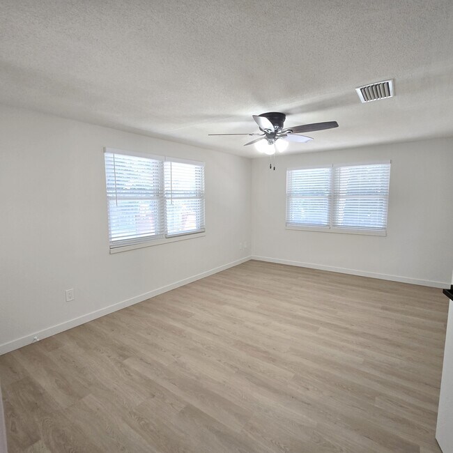 Building Photo - 3/2.5/1 Beautifully Updated Crystal River Home with Carport, Garage & Fenced Yard