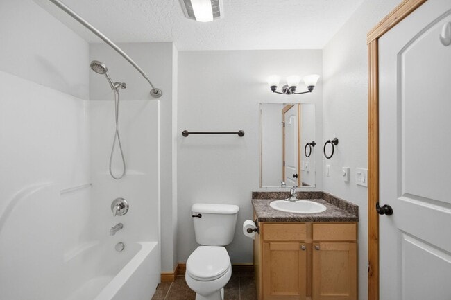 Building Photo - 2 Bed 2 Bath Condo - Near Shopping!