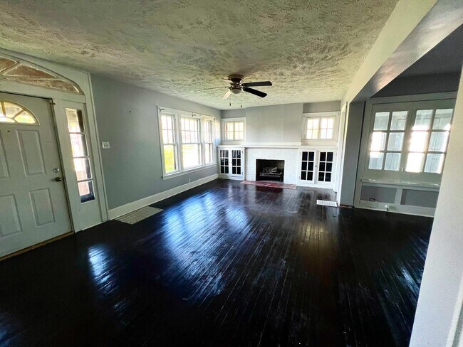 Building Photo - 1000 E 8th St