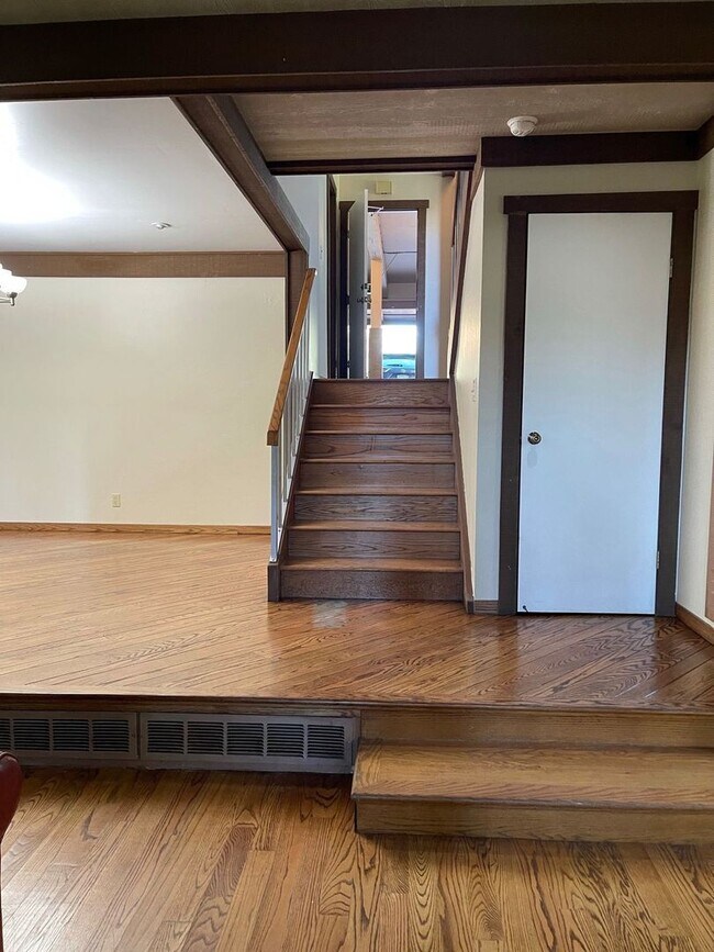 Building Photo - Close To Stanford University  3BR/2+1BA - Menlo Park