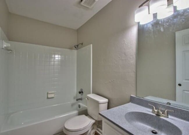 Building Photo - Charming Townhouse NW Tallahassee