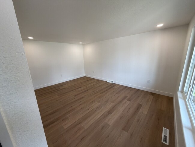 Building Photo - 250 N 11th Ct