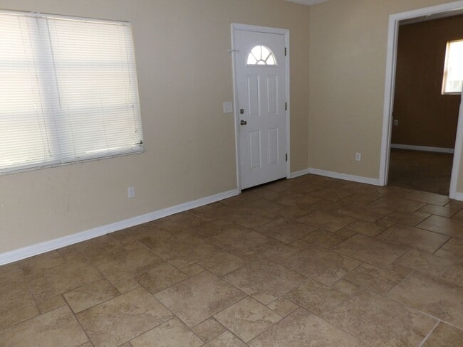 Building Photo - Orange City 3 Bedrooms 2 Bath 900 SQ FT Call Carole Arcaro 386-216-4900