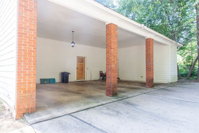 Building Photo - Quinn St - 1210/1212