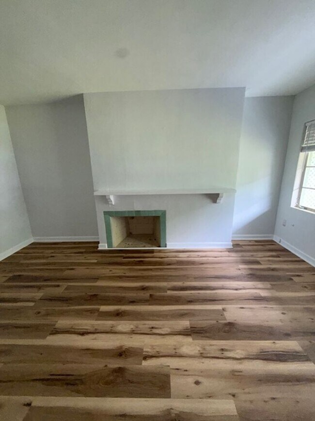 Building Photo - 1016 Alba Dr