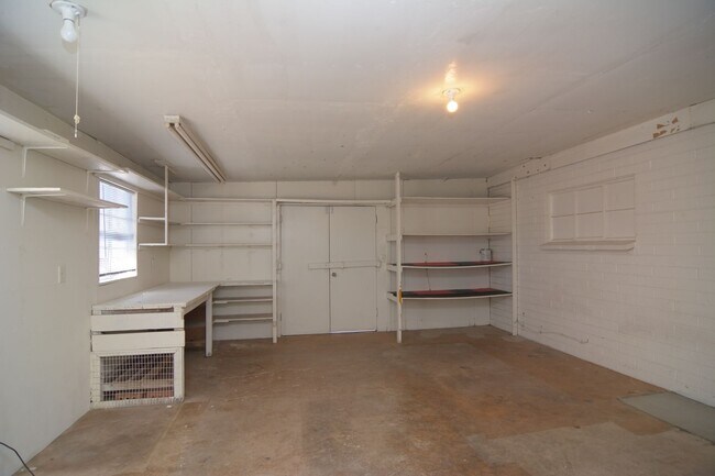 Building Photo - Charming 3 Bedroom 2 Bath House Plus Bonus...