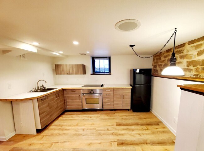 Building Photo - 719 Remington St