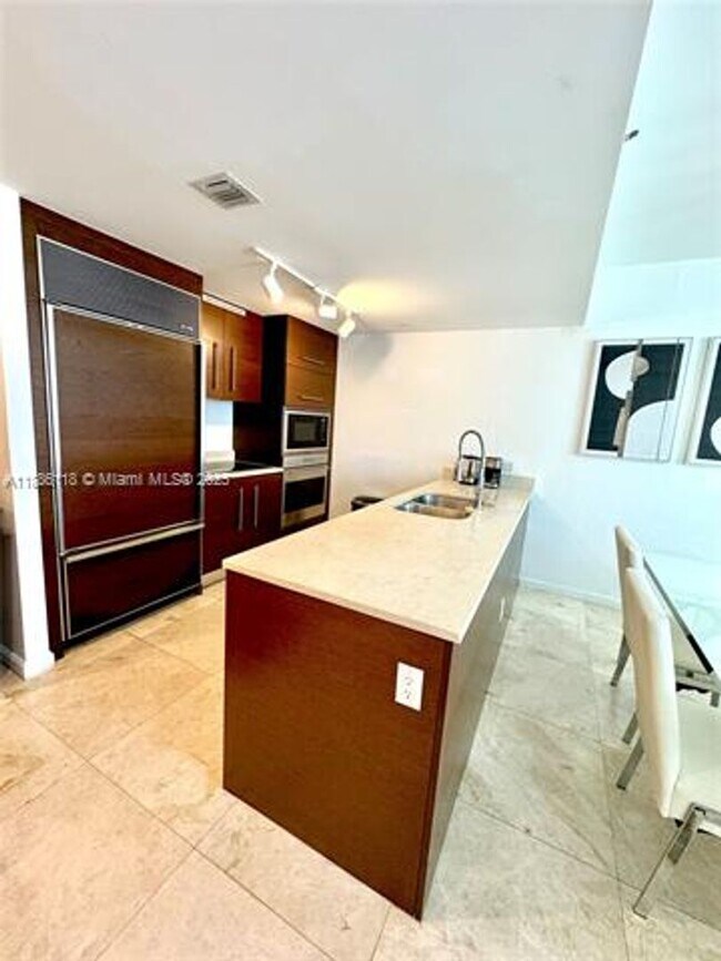 Building Photo - 475 Brickell Ave