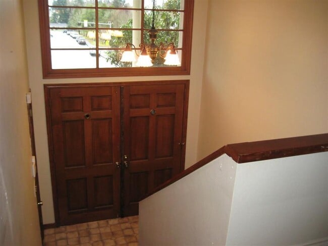 Building Photo - 5 bedrooms