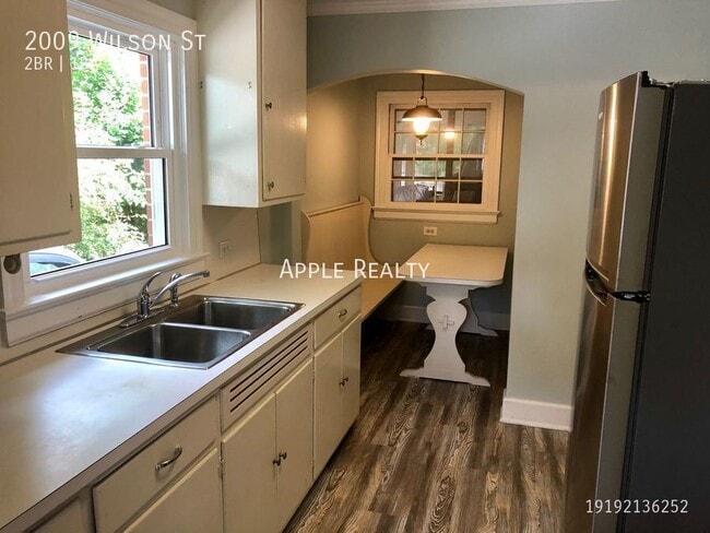 Building Photo - 2009 Wilson St