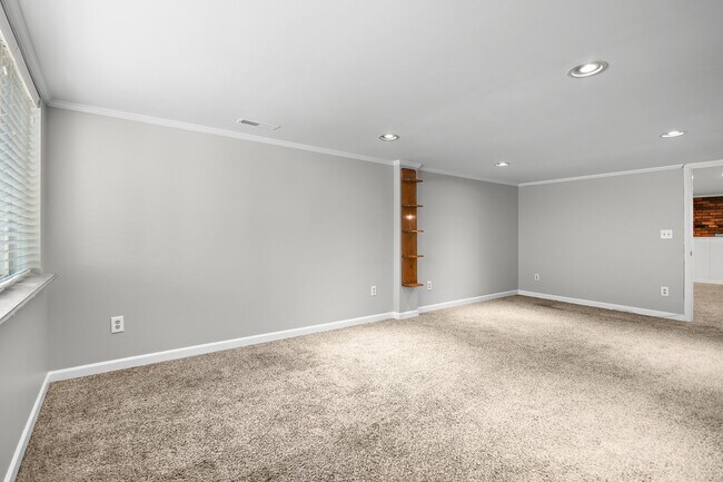 Building Photo - 721 Montego Dr