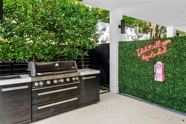 Building Photo - 550 NW 42nd St