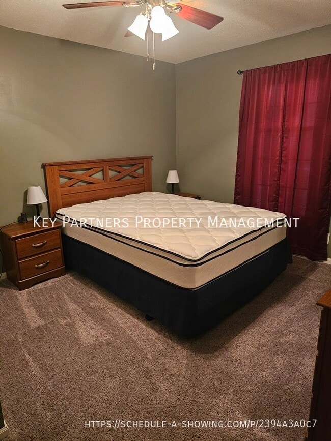 Building Photo - 620 N Sunset Dr