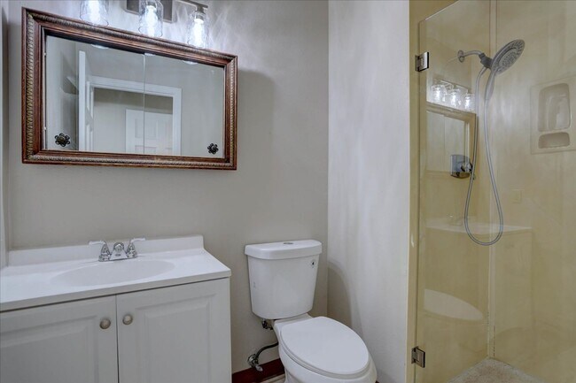 Building Photo - 3 Bedroom 3 Bathroom Home on a 1 Acre Lot