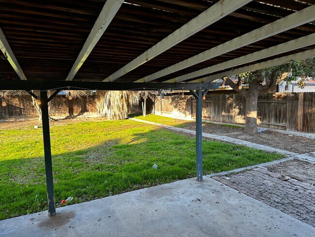 Building Photo - House