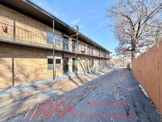 Building Photo - 139 N Claybrook St