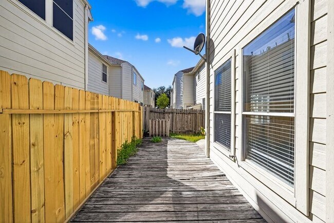 Building Photo - 7407 Hollister Ridge