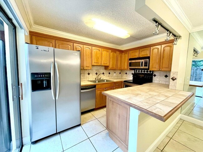 Building Photo - 221 Lake Arbor Dr