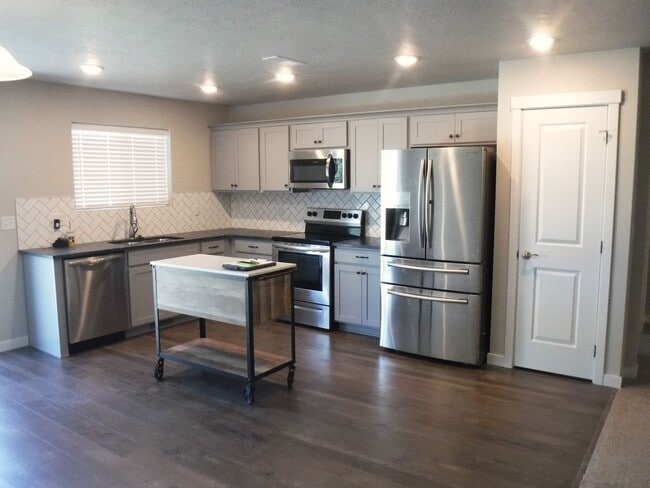 Building Photo - Bright and spacious 3 bed, 2 bath home jus...