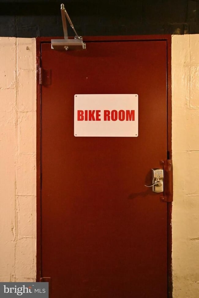 Building Photo - Available for immediate move-in.
