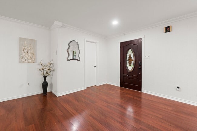 Building Photo - 16815 Memorial Oaks Ln