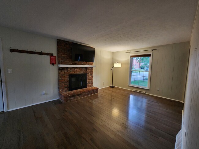 Building Photo - 720 Woodfield Dr