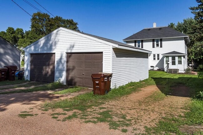 Building Photo - 308 S Pine St