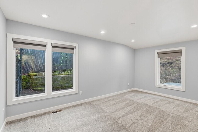 Building Photo - Stunning 4 Bedroom/2 Bathroom West Linn Retreat with Designer Firepit & Gorgeous Views!