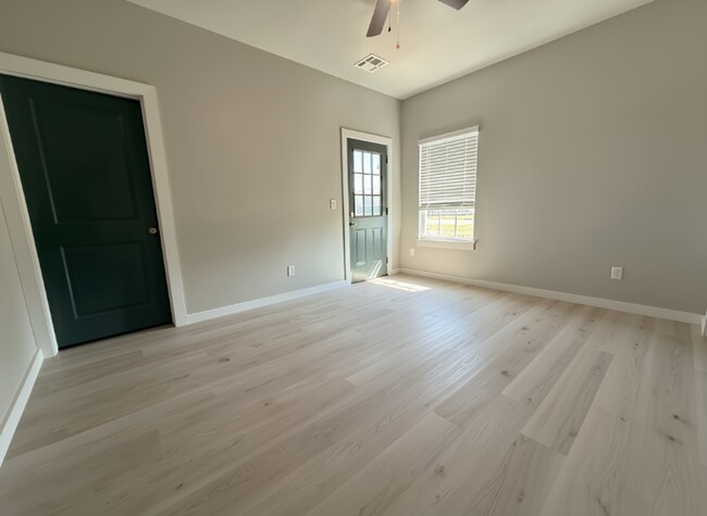 Building Photo - 1405 SW Bishop Rd