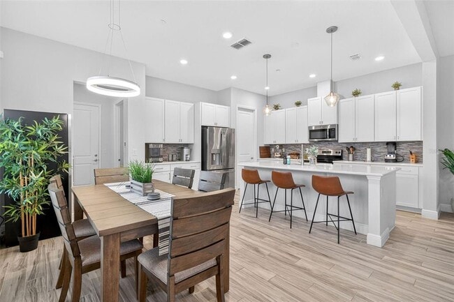 Building Photo - 8809 Laureate Blvd