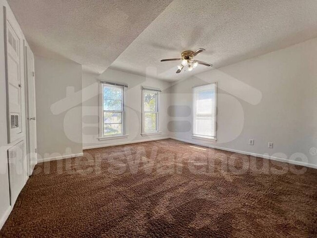 Building Photo - Spacious 2 Bedroom Duplex