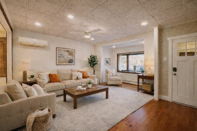 Building Photo - 16 W 51st St