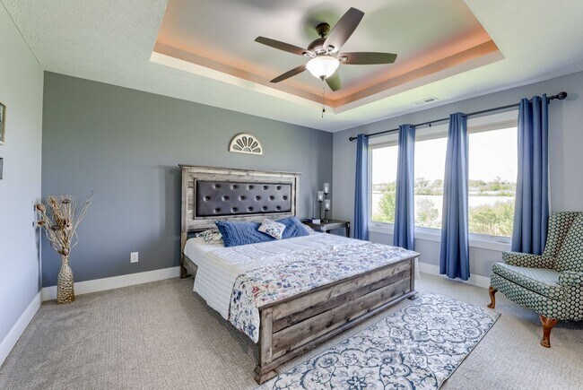 Building Photo - Spacious & Stylish 6-Bedroom Home in North...