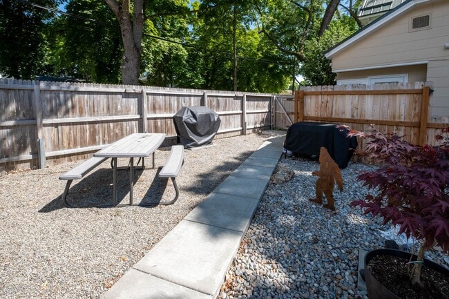 Building Photo - Enjoy the Downtown Coeur d Alene Lifestyle...