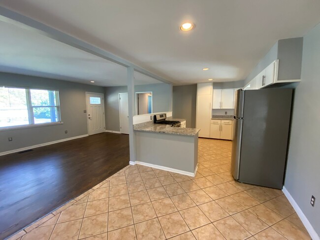 Building Photo - Charming Updated Mid-Century in Fayettevil...