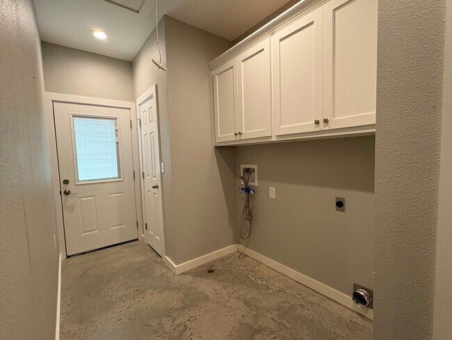 Building Photo - 310 Spring Lake Dr