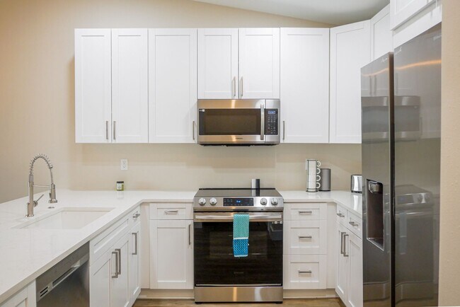 Building Photo - Fully remodeled 2 bed, 2 bath home in high...