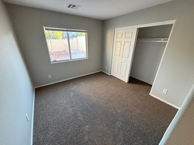 Building Photo - Spacious 3Bed/3Bath Two Story Home Located...
