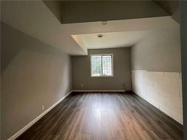 Building Photo - 4554 Doral Dr SW