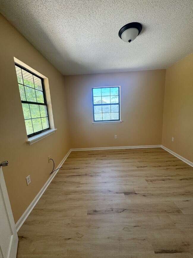 Building Photo - 2020 Somerset Dr