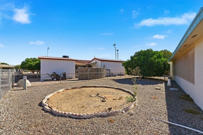 Building Photo - Spacious 3 Bed in Dreamland Villa | Corner Lot + Circular Drive
