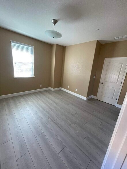 Building Photo - 880 Willow Bridge Dr