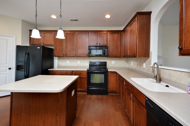 Building Photo - Townhome in Quiet Neighborhood