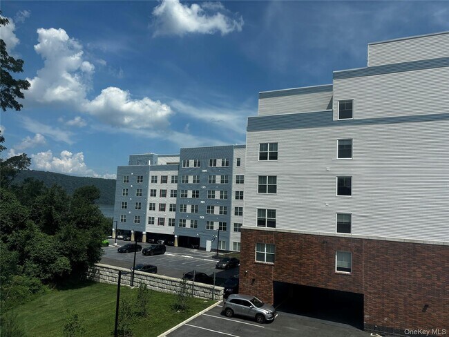 Building Photo - 79 Ravine Ave