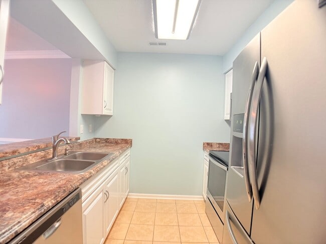 Building Photo - Move in Ready 2 bedroom condo Prime location