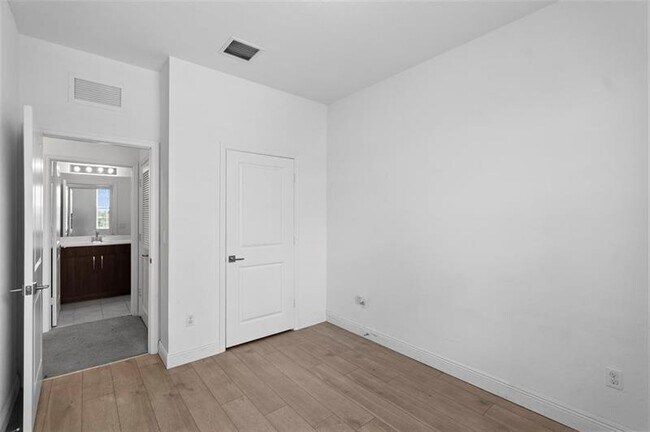 Building Photo - 1102 NW 40th Way
