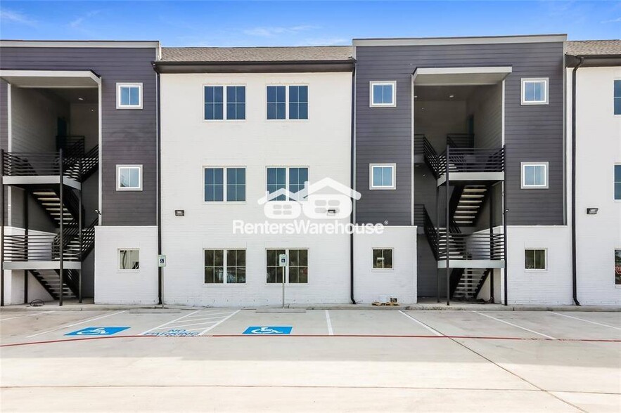 Building Photo - 3726 Bellfort Ave